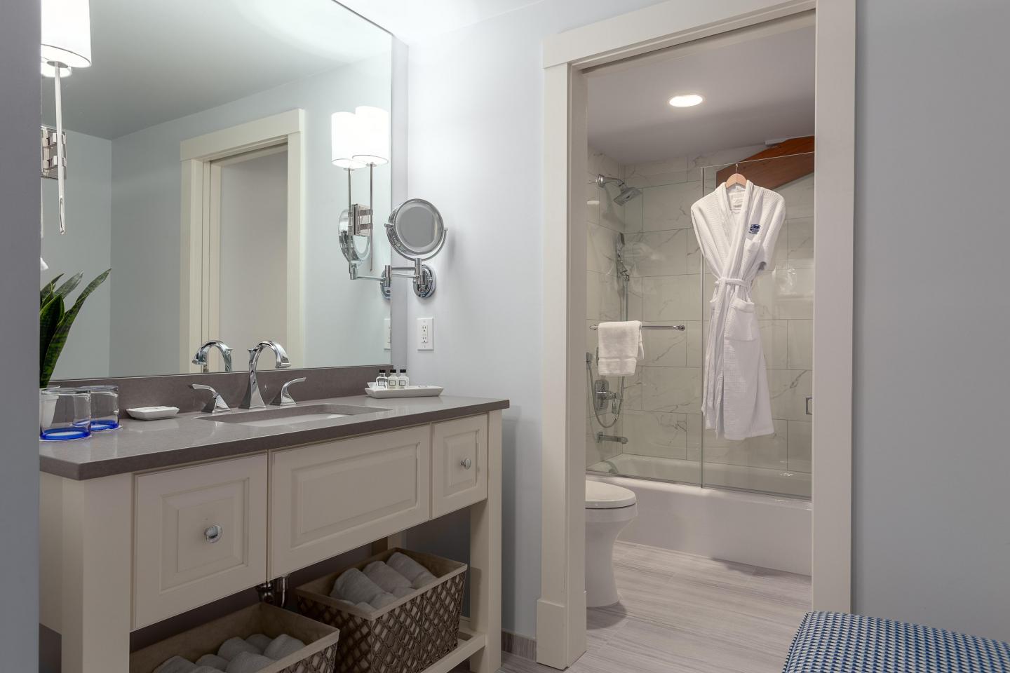 Corner king bathroom