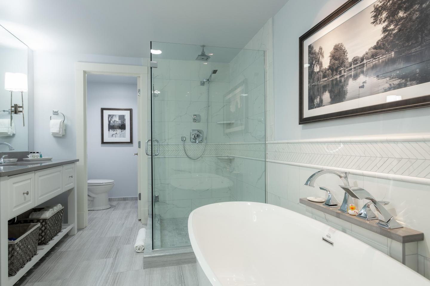 deluxe king bathroom