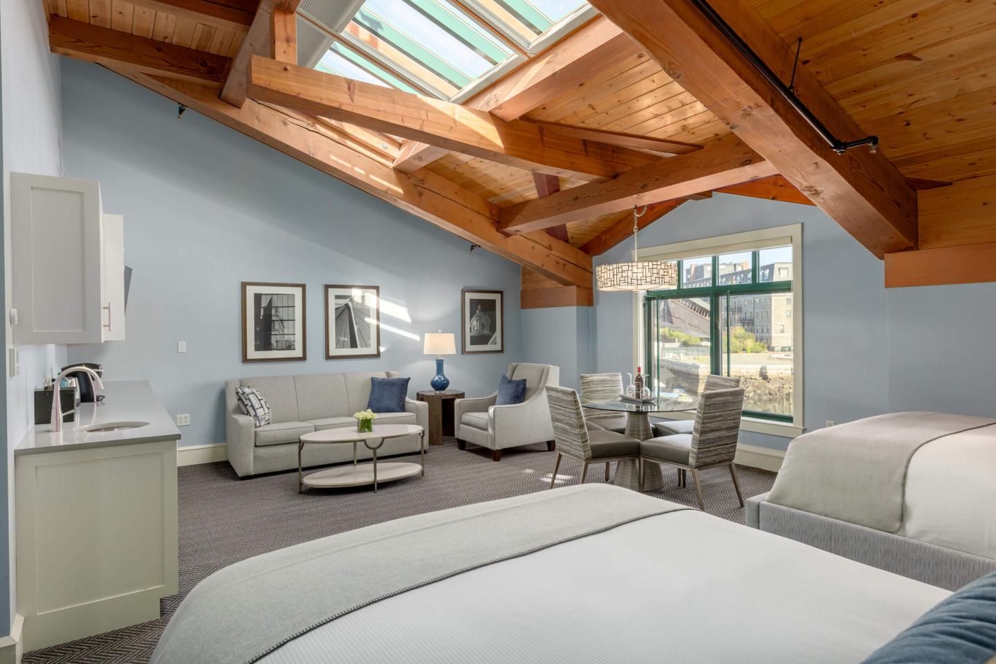 Boston Yacht Haven Deluxe Queen 202