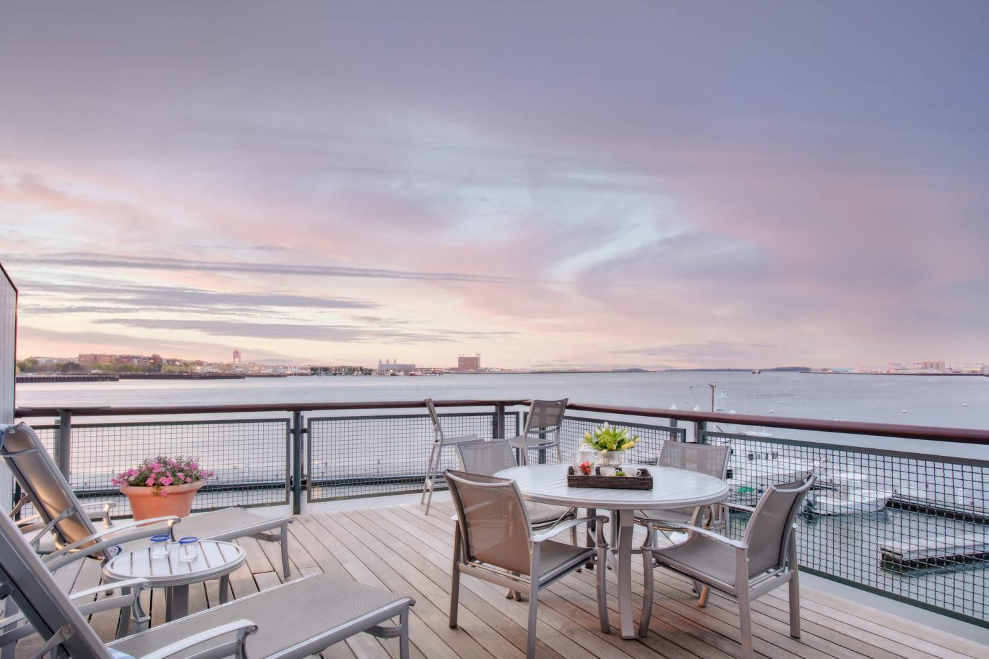 Boston Yacht Haven Deluxe King 203