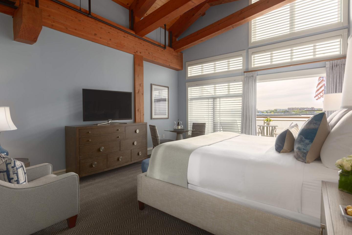 Boston Yacht Haven Superior King 204