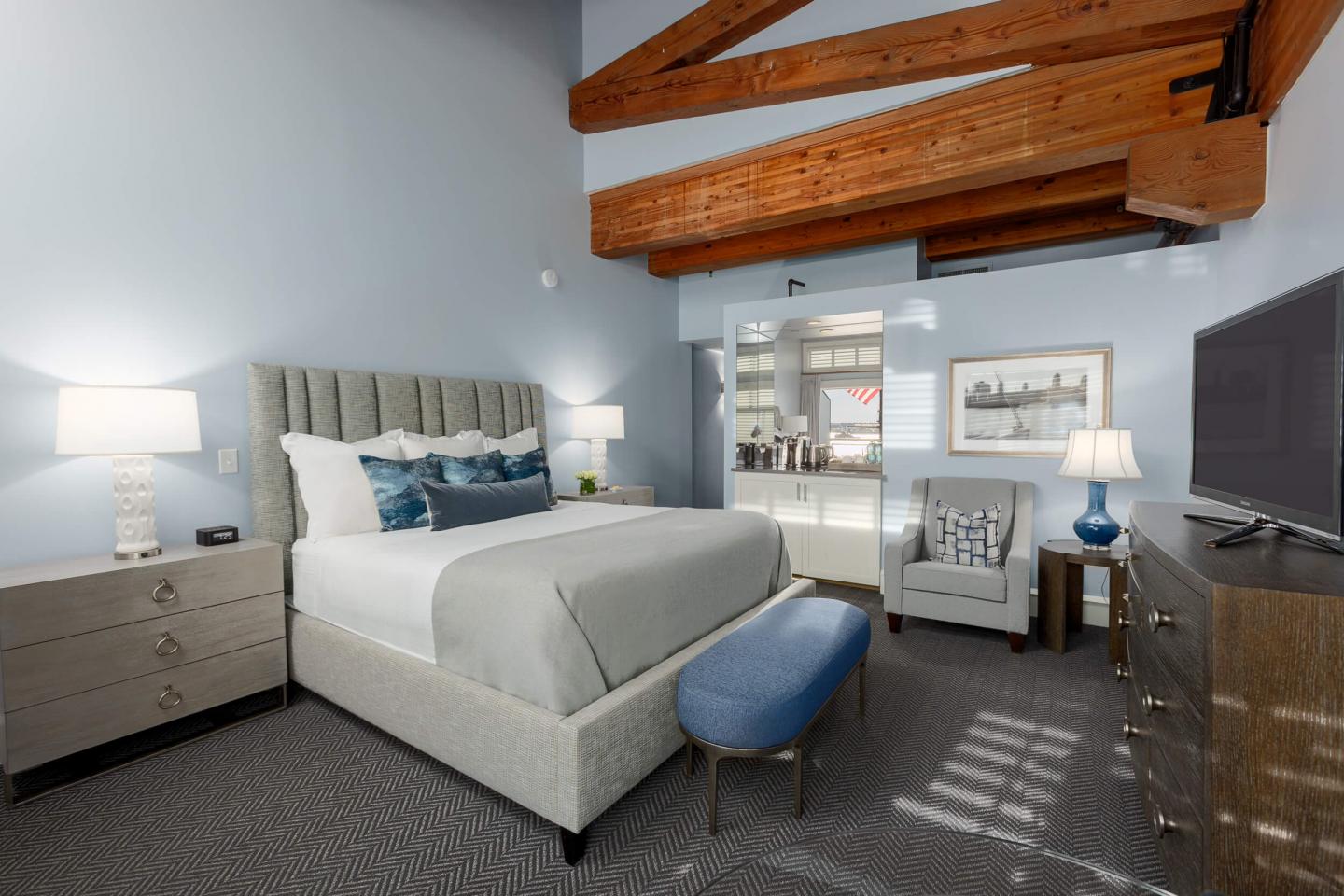 Boston Yacht Haven Superior King 204